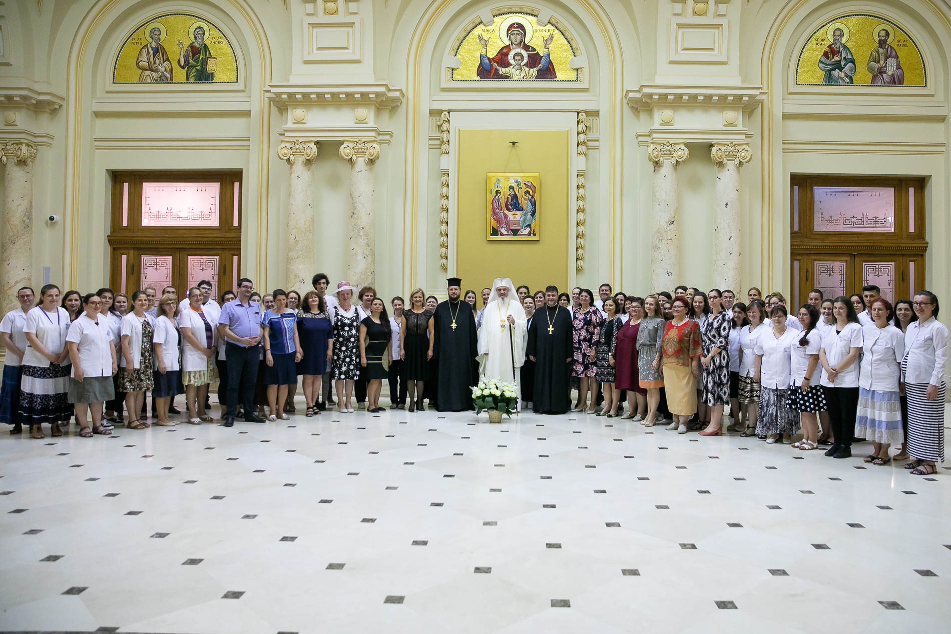 Patriarhul României s-a întâlnit cu primii absovenţi ai Școlii Postliceale Sanitare „Sf. Nectarie”